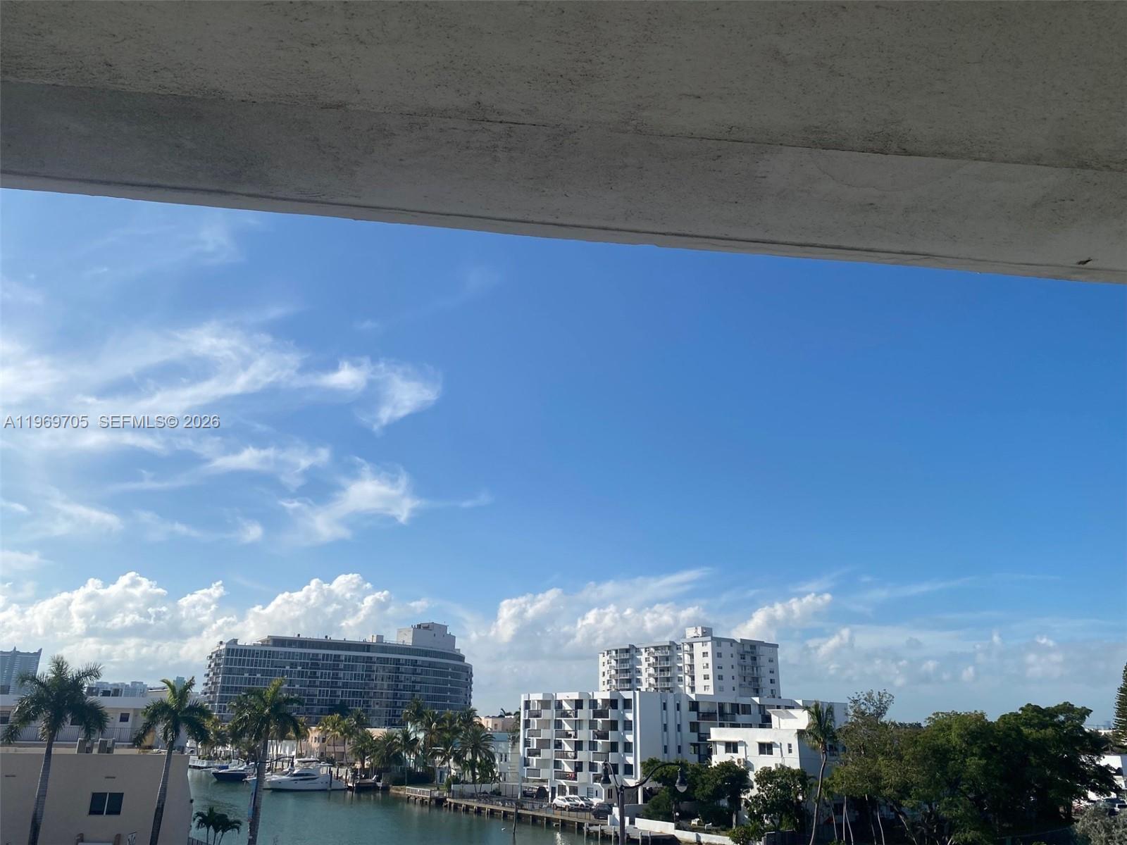 Comfortable apartment to enjoy the sea breeze. Close to the beach, restaurants, supermarkets, and many more delights that Miami Beach has to offer. You'll love it!