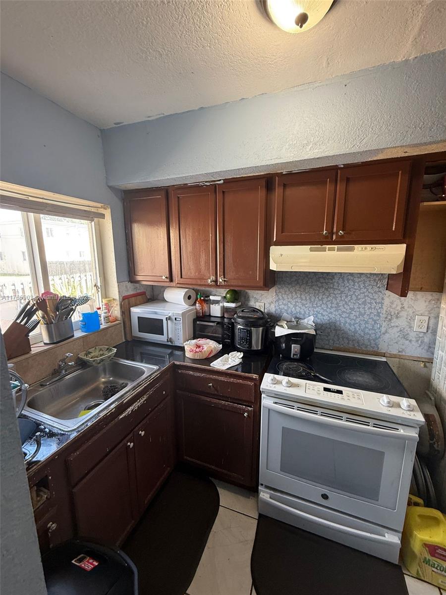 SUNSET PALM VILLAS CONDO - Residential
