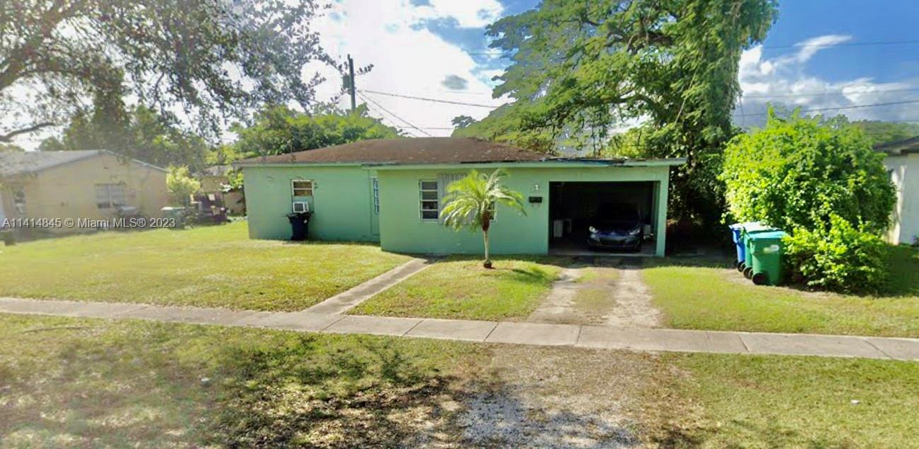 GREAT PROPERTY WITH SOLID BONES TO BUILD ON. GREAT INTERIOR LAYOUT WITH A RECEPTION FOYER AT THE ENTRANCE FOLLOWED BY THE DINING AND LIVING AREA. PROPERTY HAS AN INTERIOR LAUNDRY AREA AS WELL.  THE KITCHEN IS JUST THE RIGHT SIZE AND HAS ACCESS TO THE YARD FOR FUTURE ENTERTAINMENT. THE EXTRA LARGE BACK YARD HAS SO MUCH POTENTIAL FOR FUN AND ENTERTAINMENT. COME OVER AND VISIT!!