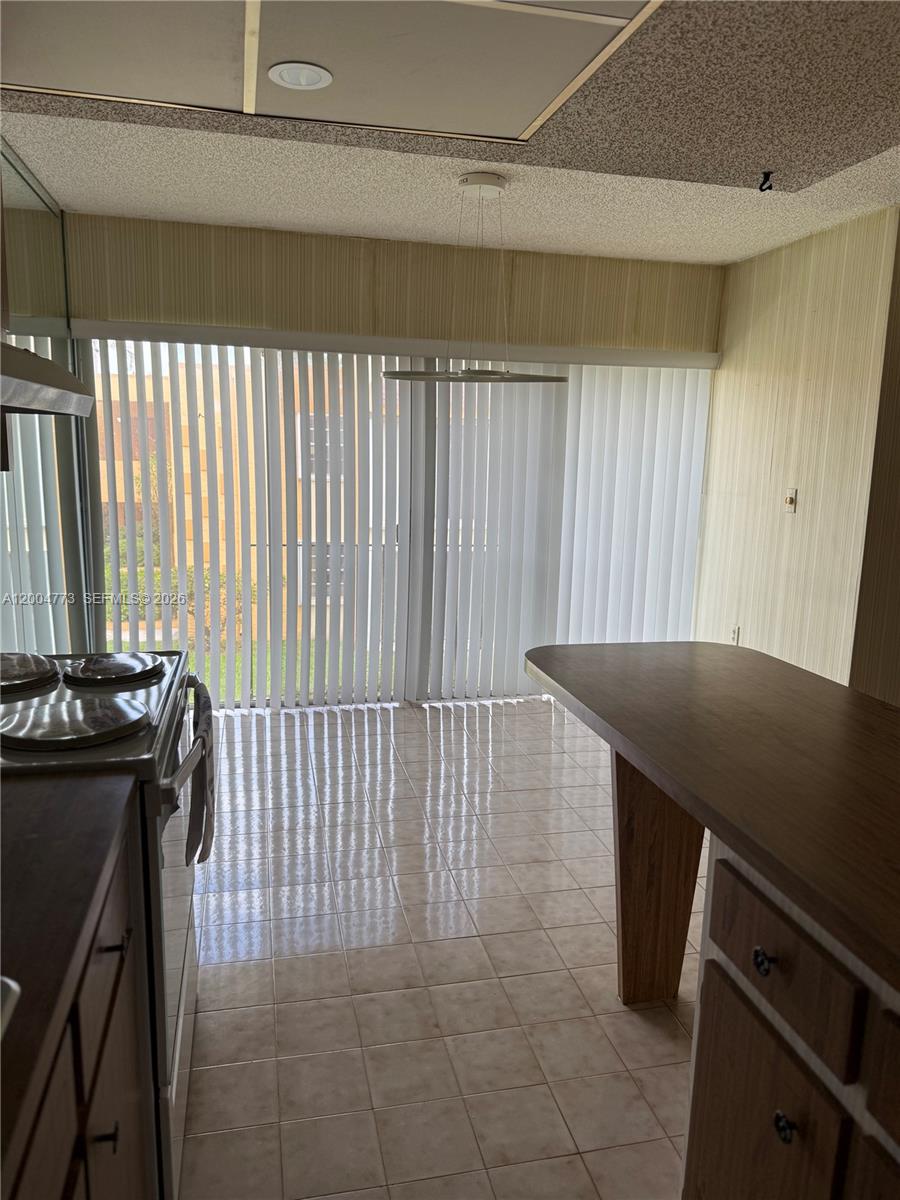 SOUTH WINDS CONDO - Residential