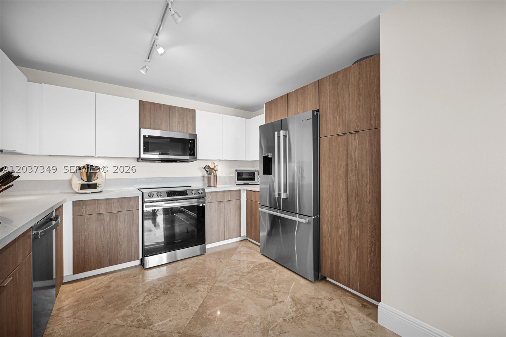 COLONNADE AT DADELAND SE - Residential