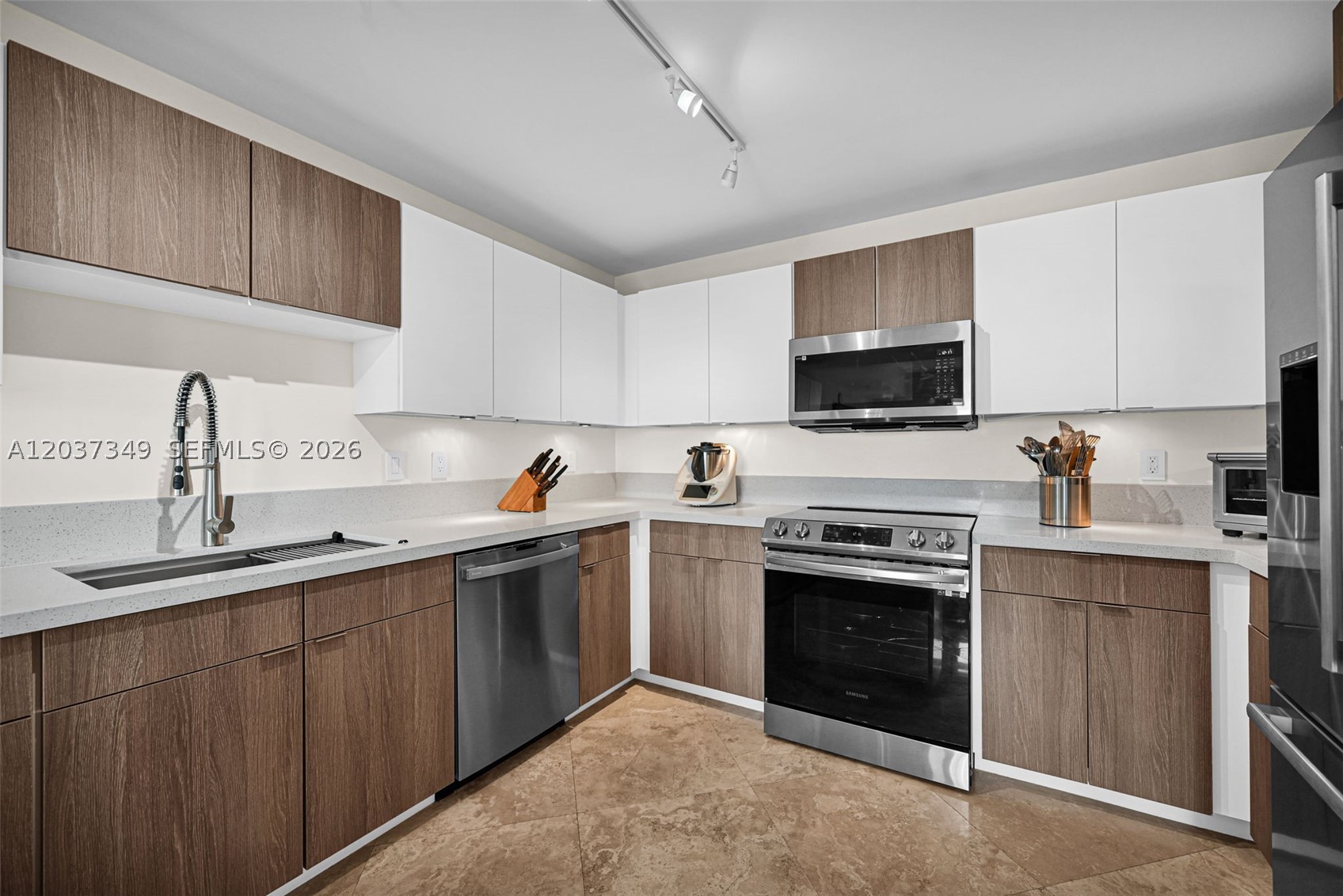 COLONNADE AT DADELAND SE - Residential