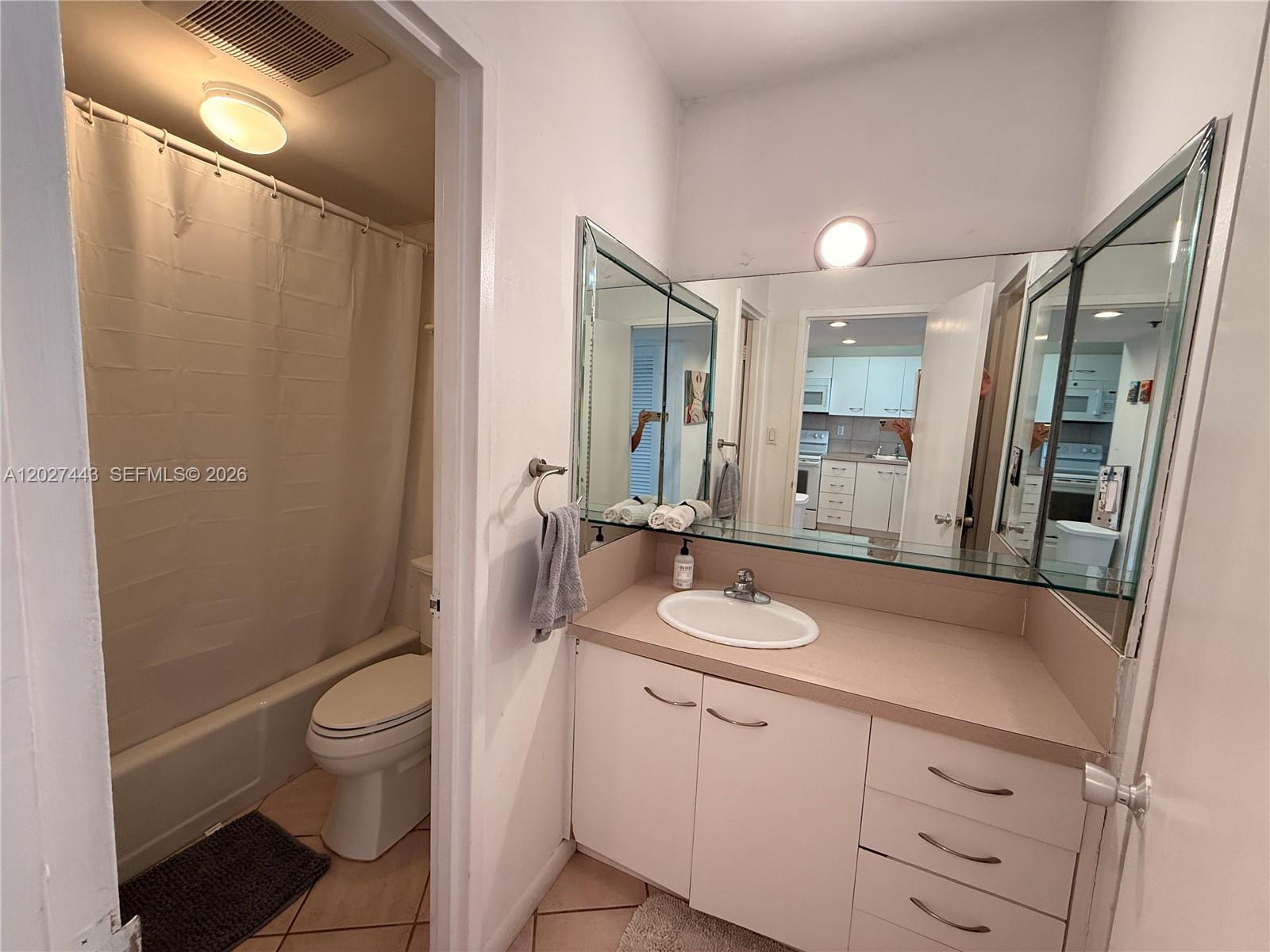 THE DECOPLAGE CONDO - Residential Lease