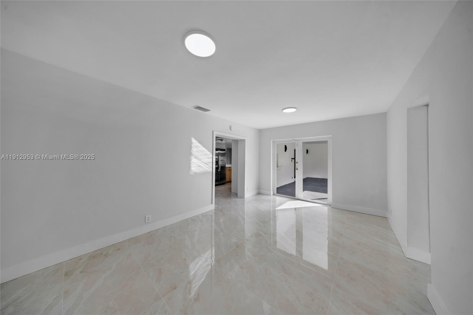HOLLYWOOD HILLS - Residential