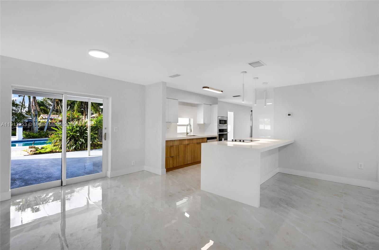 HOLLYWOOD HILLS - Residential