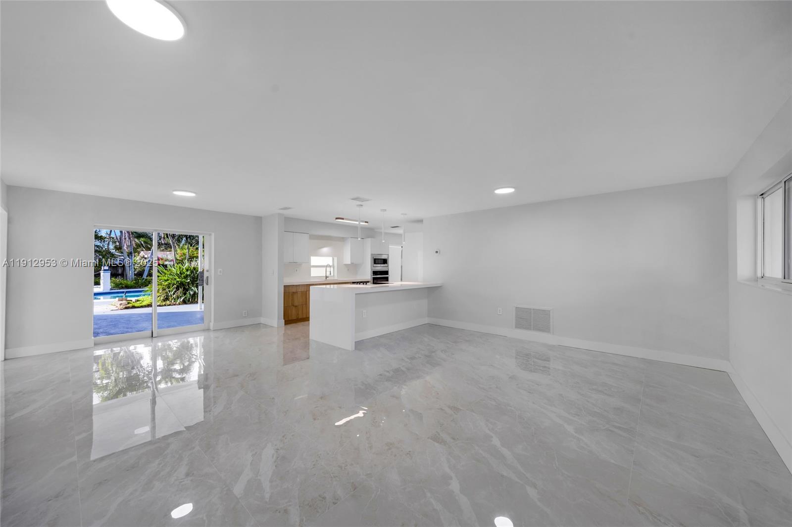 HOLLYWOOD HILLS - Residential