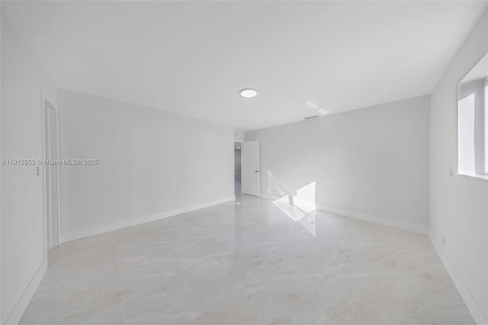 HOLLYWOOD HILLS - Residential