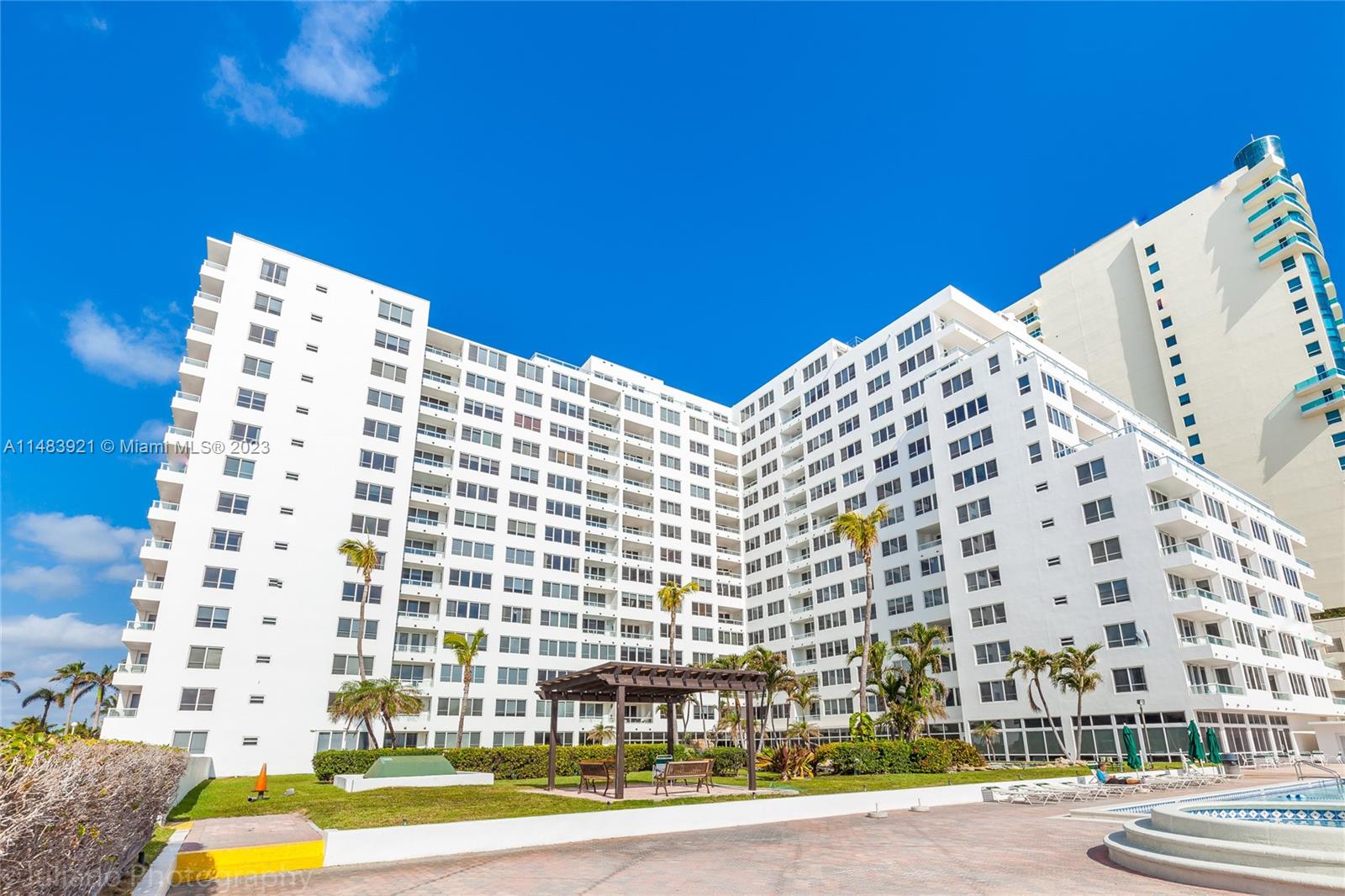 THE CARRIAGE CLUB - Residential Lease