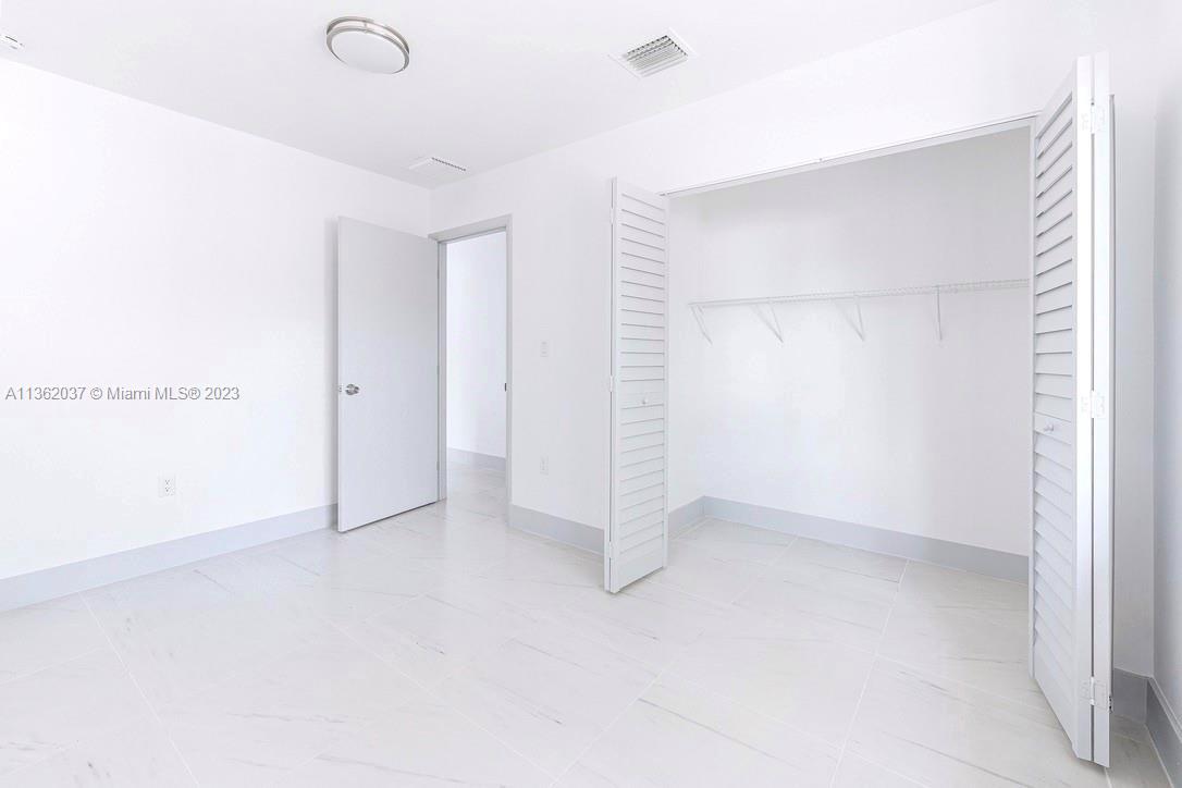ROCKMOOR HEADLIGHT TRACK - Residential Lease