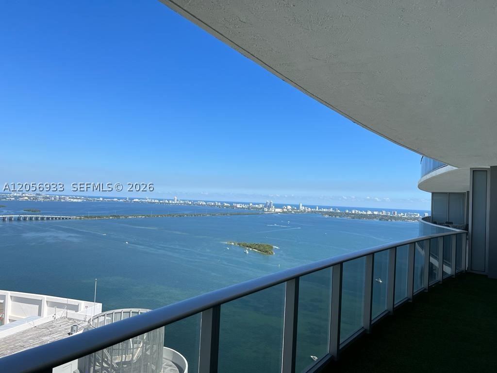 LOCATION! AMPLE CONDO 2BED/2.5BATHS W/LARGE BALCONY AND PRIVATE ELEVATOR, 1 ASSIGNED PRKING.
OVERLOOKING MIAMI CITY & BISCAYNE BAY. PANORAMIC WINDOWS. PORCELAIN FLOORS THROUGHOUT. BOSCH
SS APPLIANCES. EUROPEAN CABINETS. BUILT IN CLOSETS. VALET PRKING. EXCLUSIVE 3 FLOORS OVER 25,000
SF /AMENITIES. THEATER. SPA. ULTIMATE GYM & YOGA STUDIO. BBQ AREA. SUMMER KITCHEN. 2 CURVED
SUNRISE & SUNSET POOLS. CHILDREN ROOM & POOL. HOT TUB. PLAYROOM. BUSINESS CNTR. INDOR/OUTDOOR.
SOCIAL ROOM . BILLAR/GAME ROOM AND LIBRARY. TEEN LOUNGE. SPORT COURTS. CONDO BUILT ON
WATERFRONT LOT IN FRONT OF MARGARET PEACE PARK IN THE HEART OF THE ART & ENTERTAINMENT DISTRICT
in EDGEWATER. MIAMI'S MOST TALKED ABOUT NEIGHBORHOOD. BE THE FIRST ONE MOVING TO THIS
GLAMOROUS BUILDING. (NO PETS ALLOWED BY HOA)