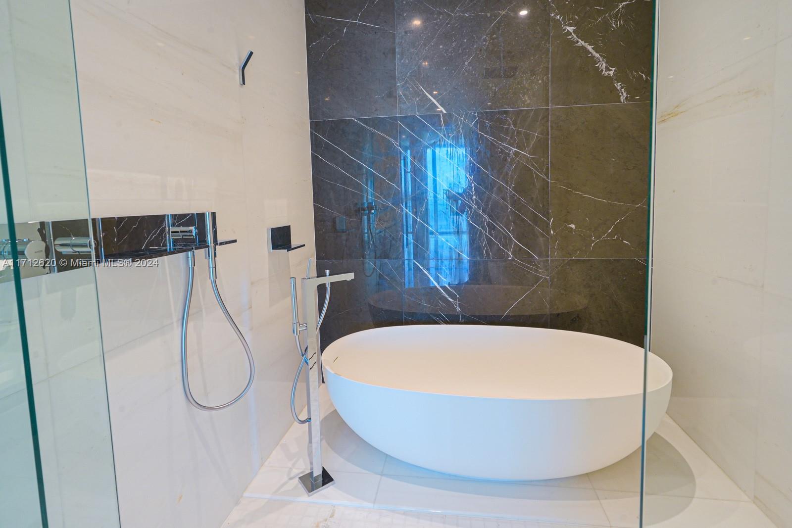 ASTON MARTIN RESIDENCES - Residential