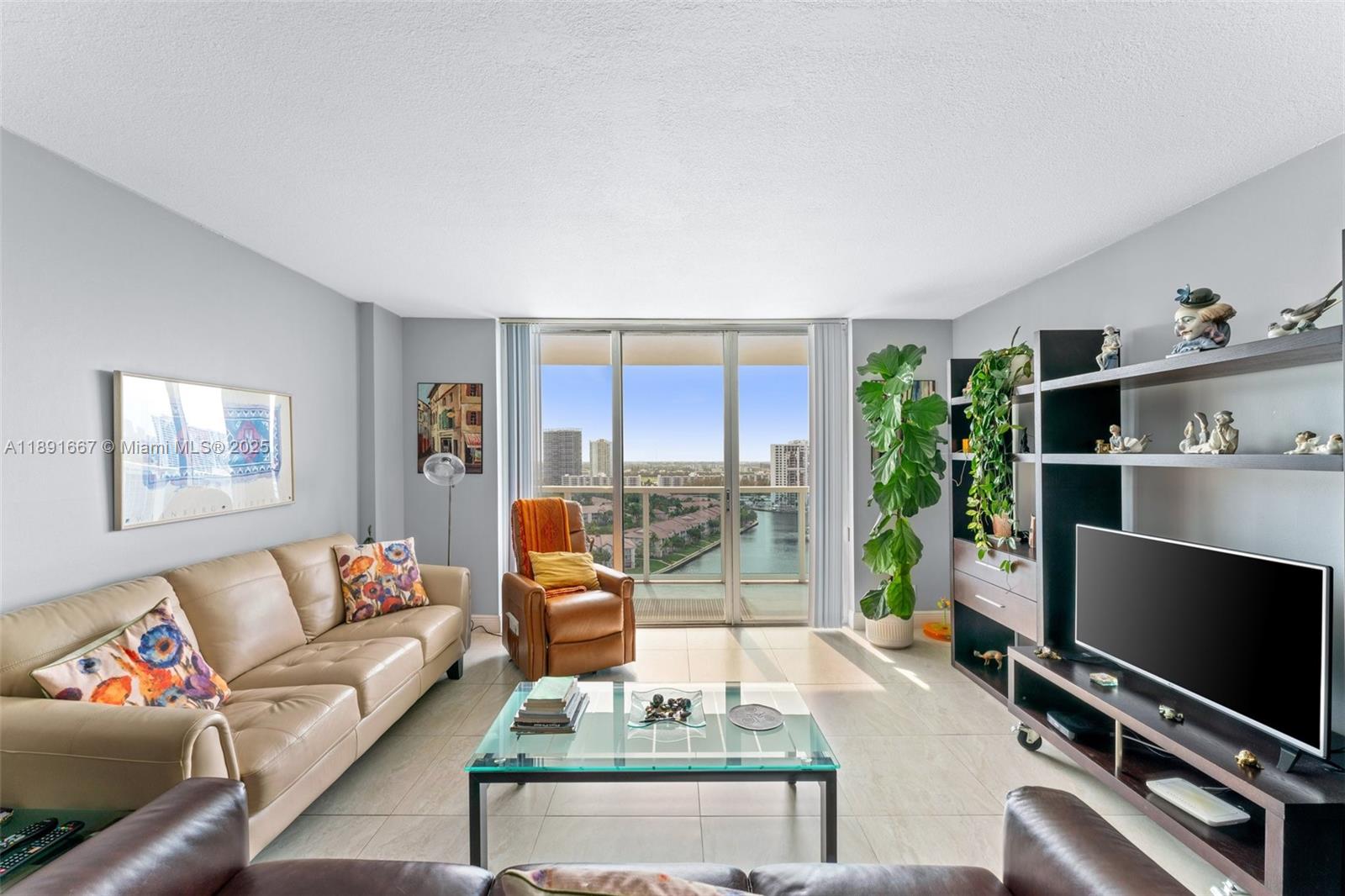 HALLMARK OF HOLLYWOOD CON - Residential