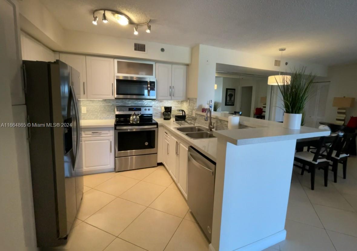 Short term rental only  Available until December 21st.Your family will be close to everything when you stay at this centrally-located place in Aventura. a few minutes from Miami's best luxury shopping Mall.
Just a short drive over the William H. Lehman Causeway are the famous beaches of South Florida.
There is a brand new Brightline station just a few minutes away.
All kinds of restaurants and supermarkets.