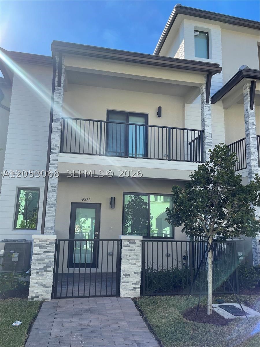 DOWNTOWN DORAL SOUTH PHAS - Residential