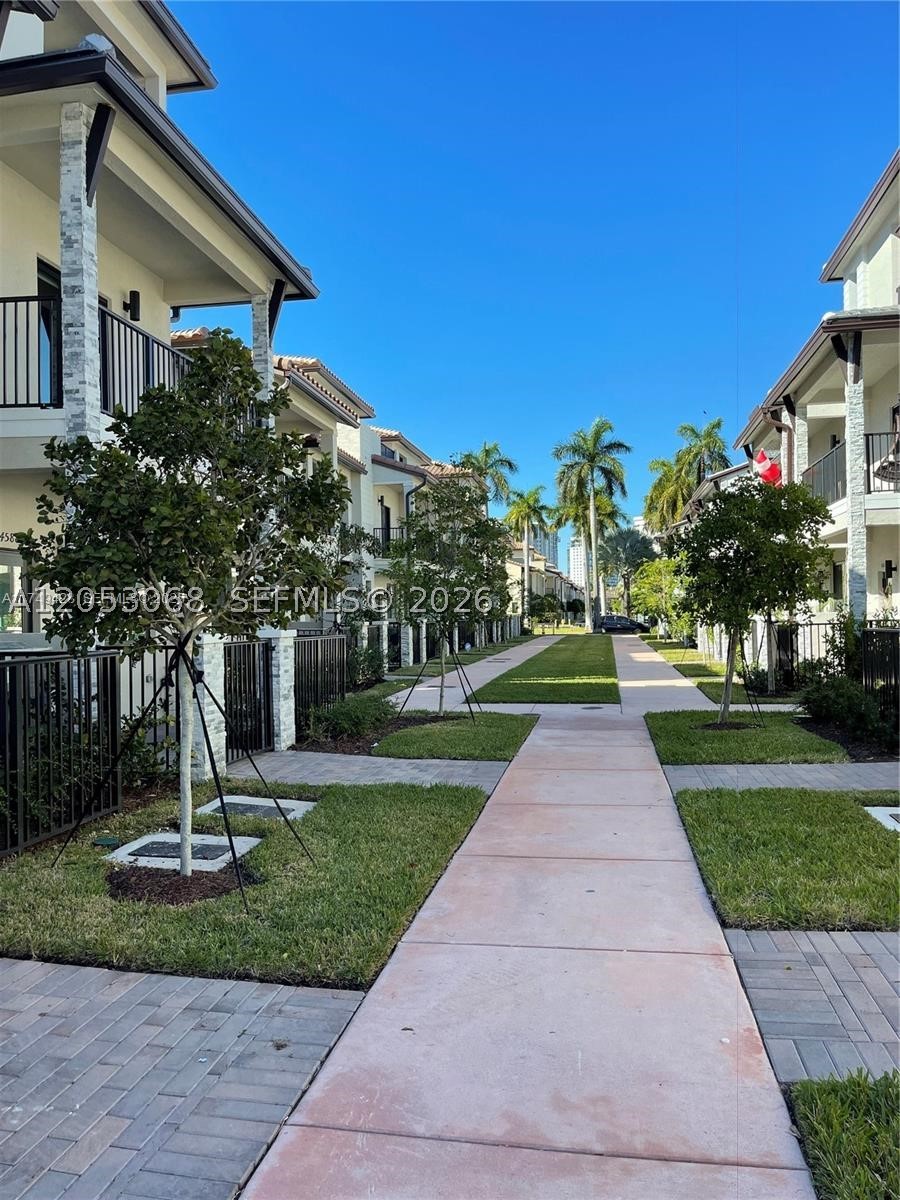 DOWNTOWN DORAL SOUTH PHAS - Residential