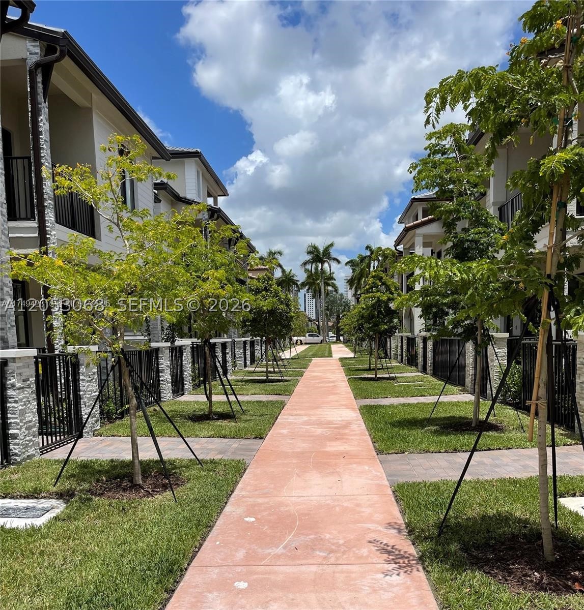 DOWNTOWN DORAL SOUTH PHAS - Residential