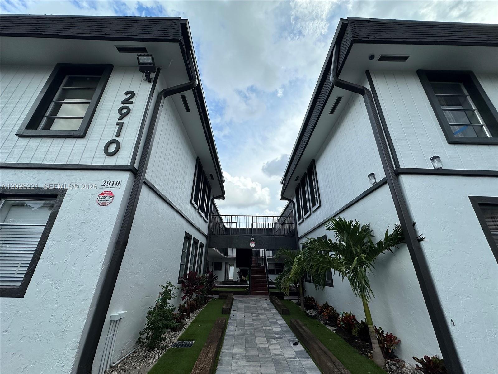 HOLLYWOOD LITTLE RANCHES - Residential Lease
