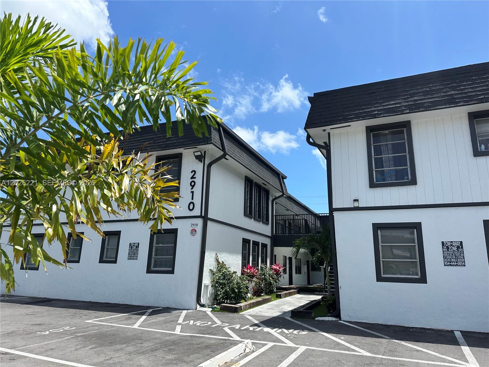HOLLYWOOD LITTLE RANCHES - Residential Lease