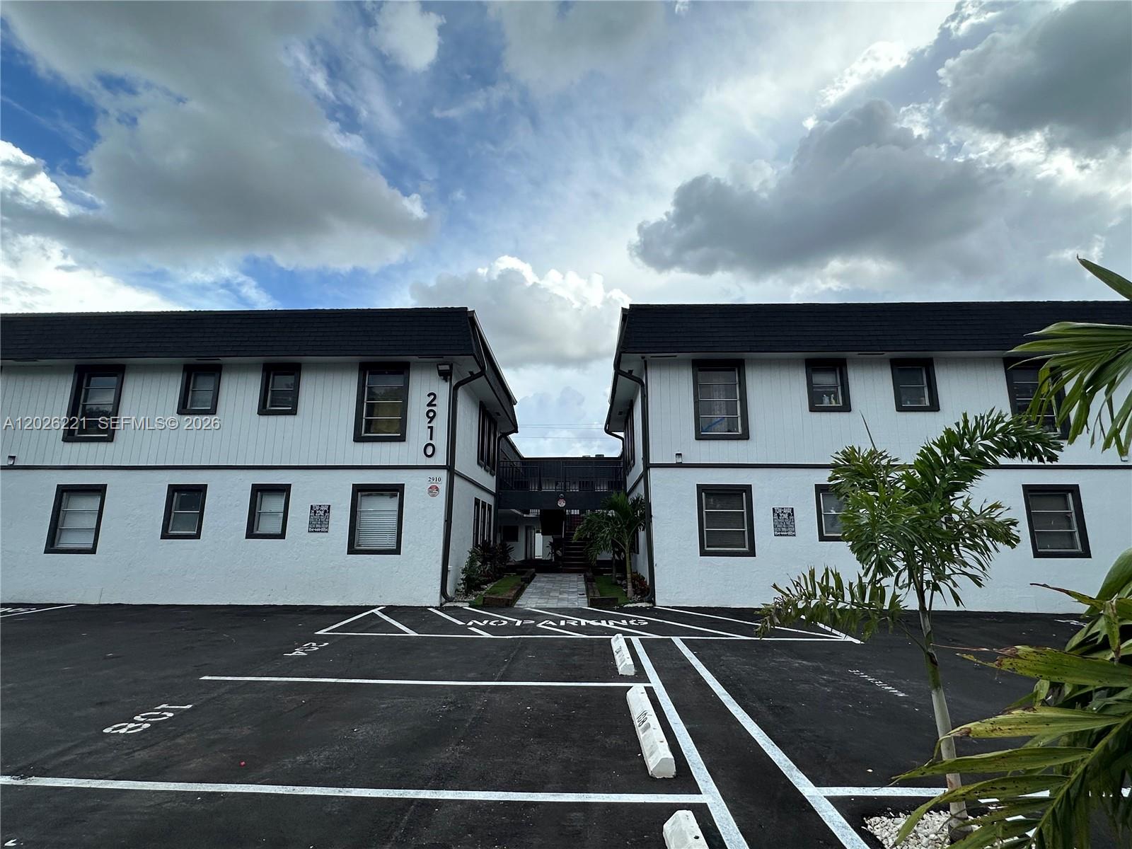 HOLLYWOOD LITTLE RANCHES - Residential Lease