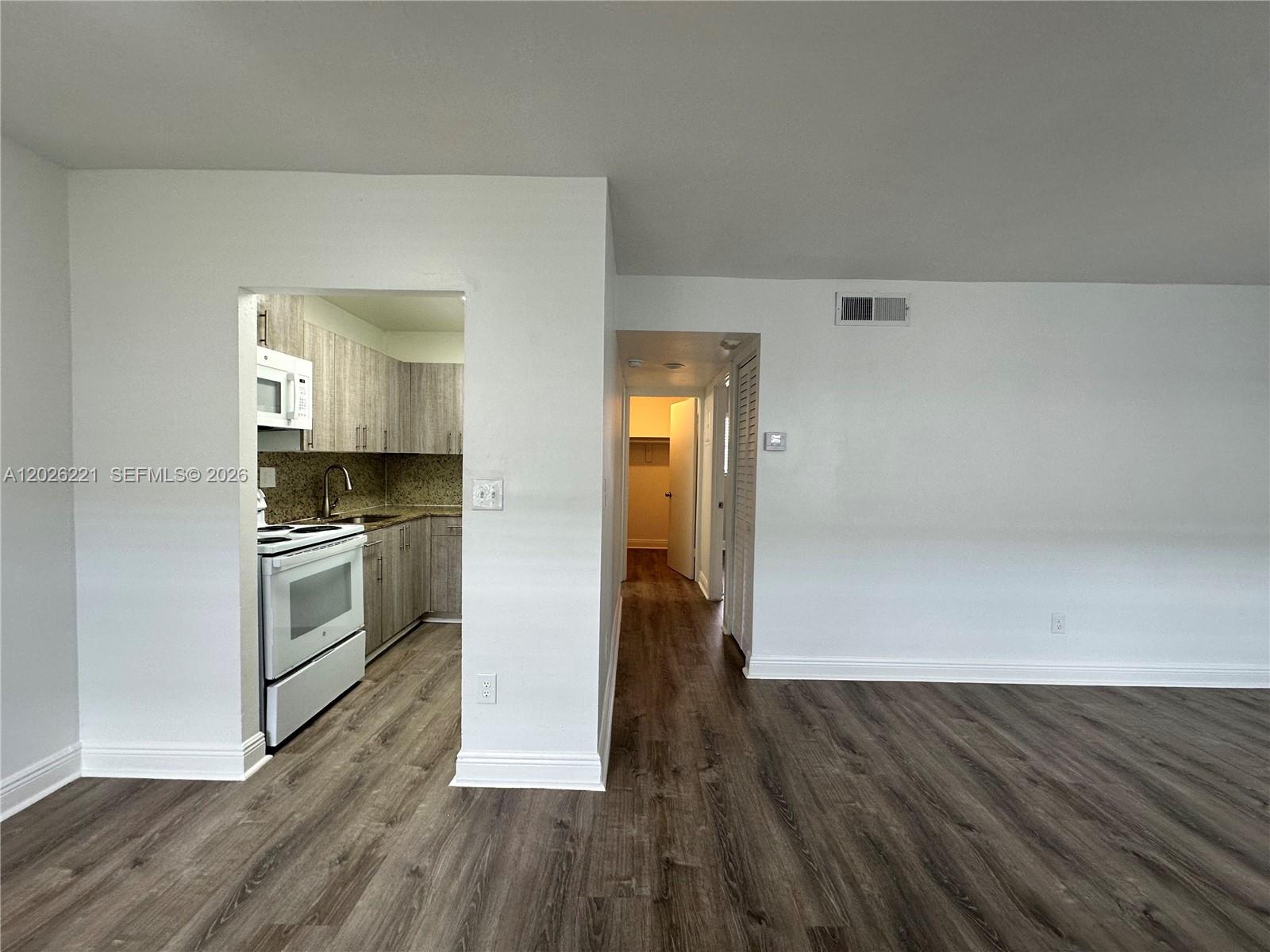 HOLLYWOOD LITTLE RANCHES - Residential Lease