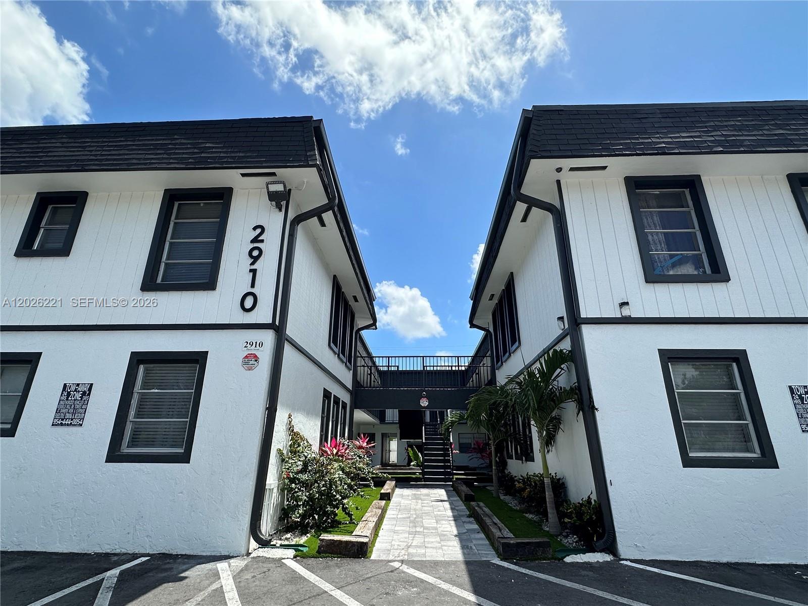 HOLLYWOOD LITTLE RANCHES - Residential Lease