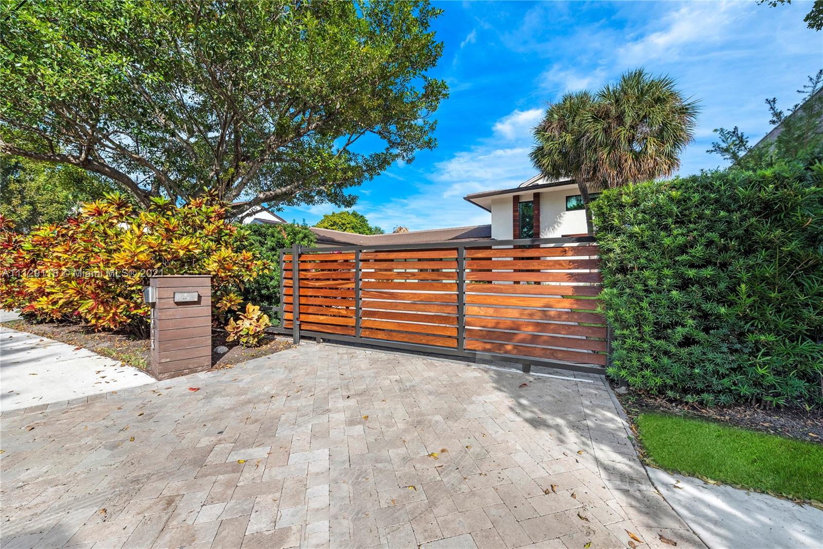 HOLLYWOOD GOLF ESTATES SE - Residential