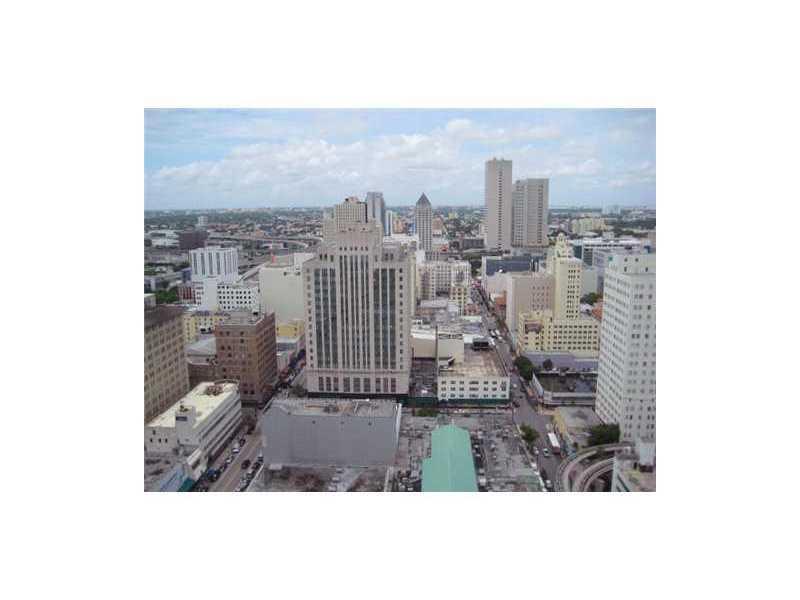 High Floor 1 bedroom at 50 Biscayne. This is a great unit on a high floor with great views to the west in a fully amenitized building. 50 Biscayne has a great location and is close to everything. Call for an appointment.