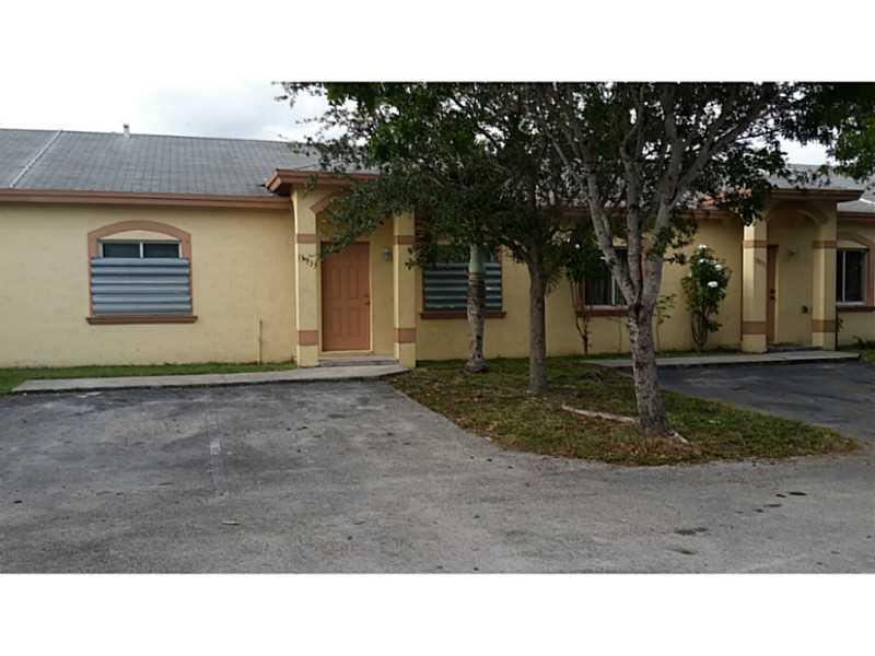 spectacular villa in the subdivision Waterside, 3 beds and 2 baths, back yard in concrete, fenced,