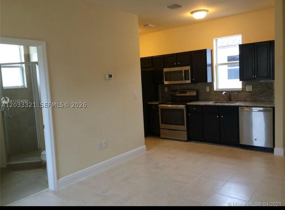 KENDALL COMMONS TOWNHOMES - Residential
