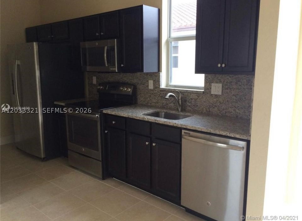 KENDALL COMMONS TOWNHOMES - Residential