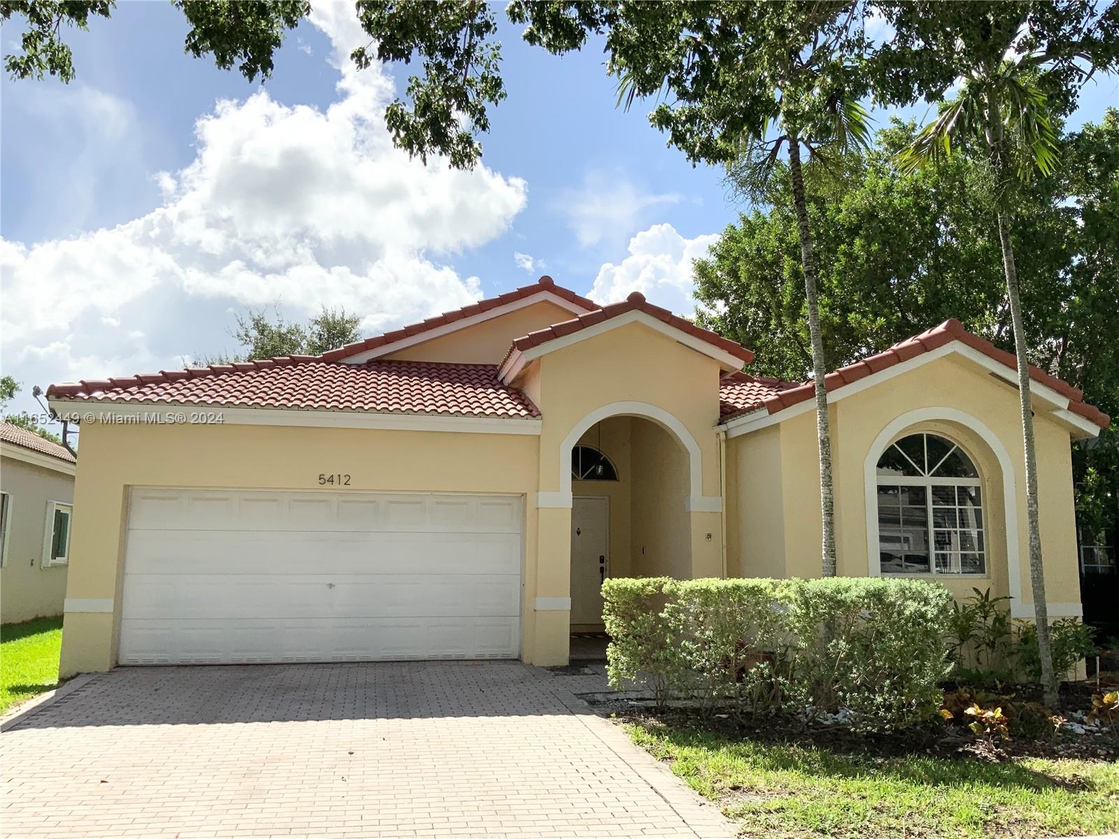 New price New price!  Show it and rent it today. Lovely one story house in Doral Gardens. Open floor plan, remodeled white kitchen with granite counter and stainless steel appls. tiles throughout, living/dining room with nice high ceilings. Split bedroom design with a spacious principal bedroom, walk in closet and nice modern bathroom with double sink, shower and tub .In the back you have a screened patio overlooking a nice lake, ideal for entertaining or enjoying family time. Separate laundry room and 2 car garage . close by to schools and shopping.
