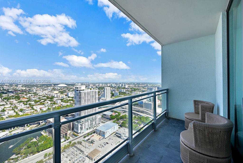 MINT CONDO - Residential