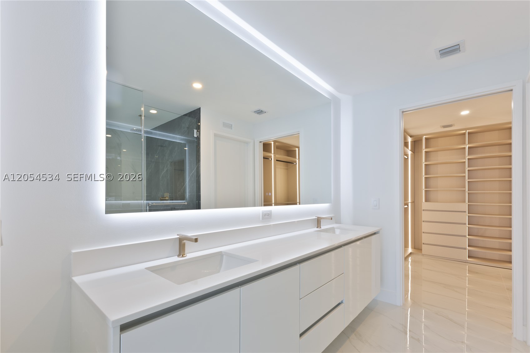 ARIA RESERVE SOUTH TOWER - Residential Lease