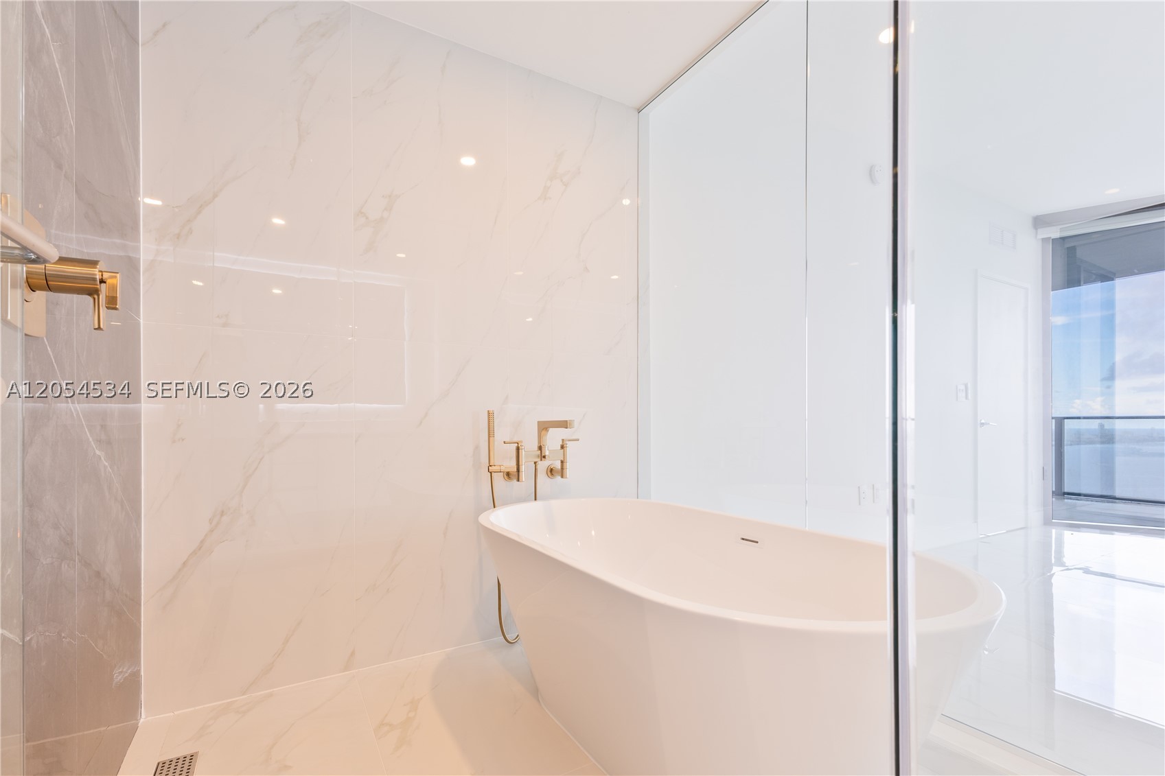 ARIA RESERVE SOUTH TOWER - Residential Lease