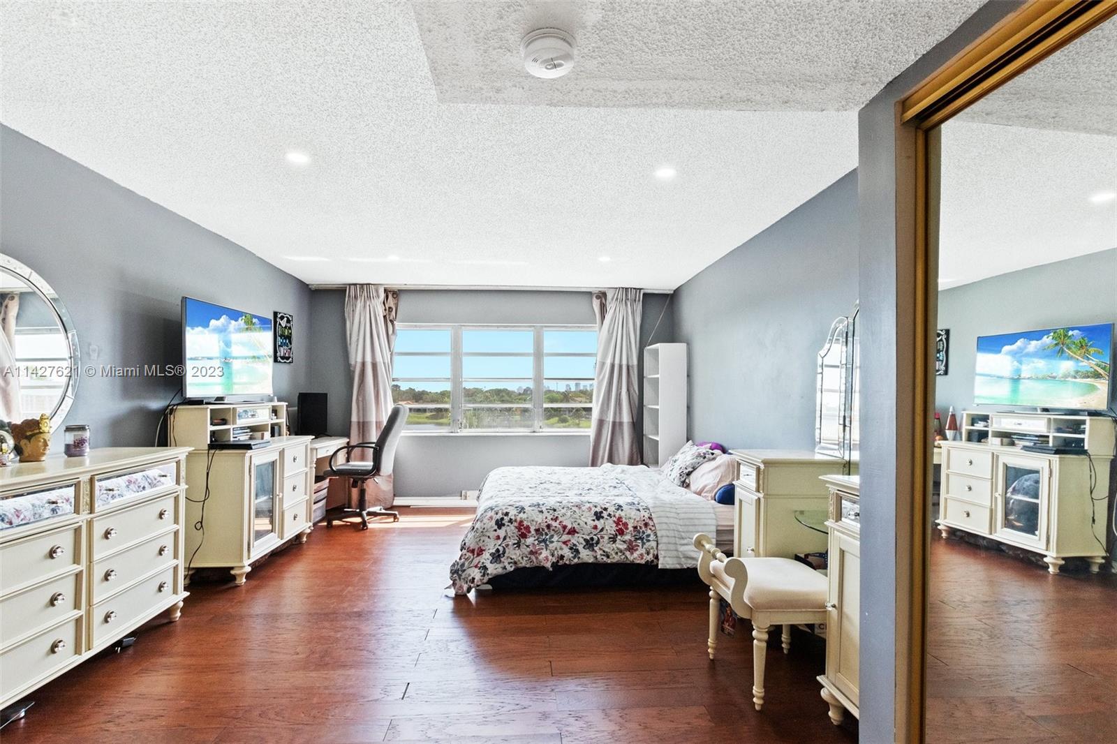 AZURE LAKE CONDO - Residential