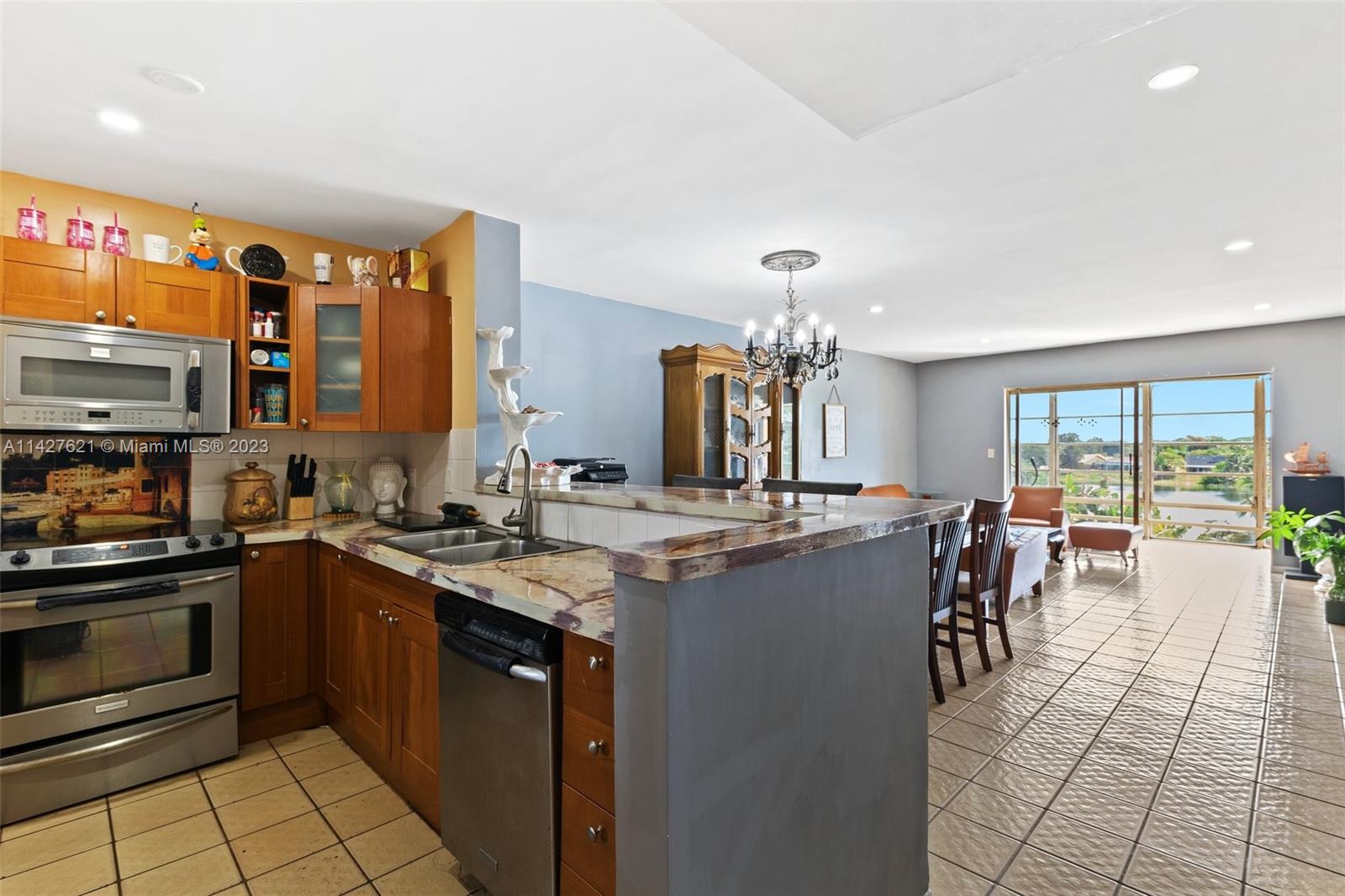 Large 2 Bed 2 Bath open floor plan condo with Lake and city skyline views.  This lowest priced unit in the area has a new A/C and new electrical panel.   Close to Aventura Mall, I-95, restaurants and Beaches.