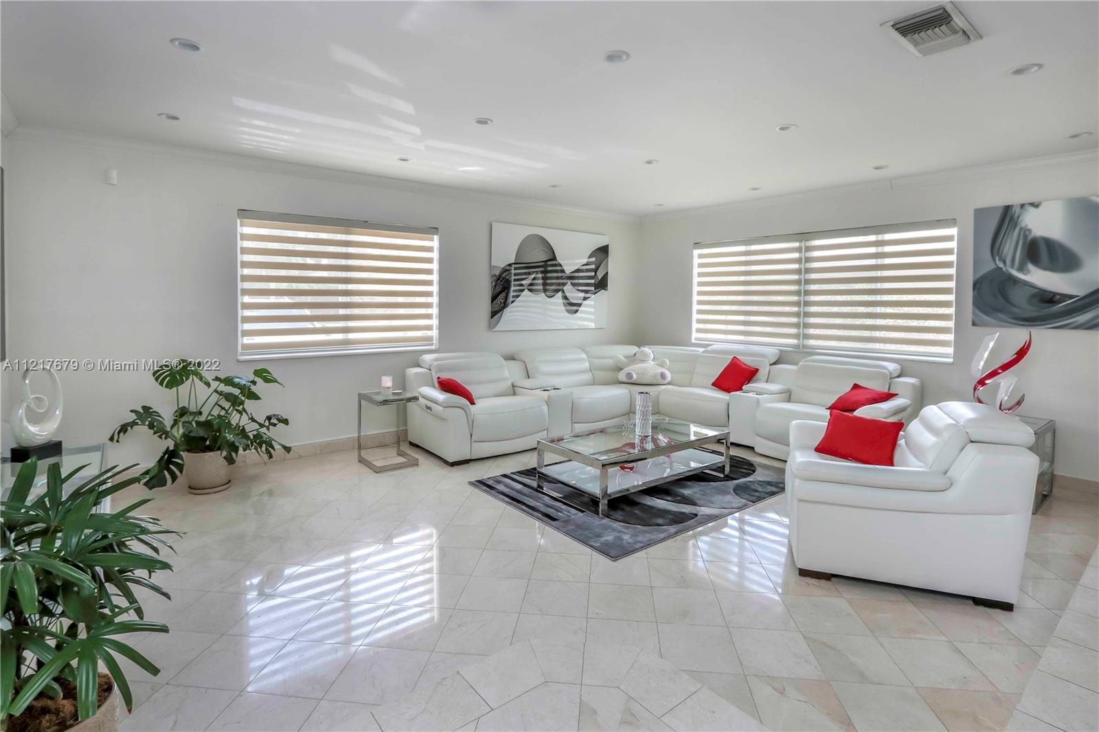 HOLLYWOOD LAKES SEC - Residential