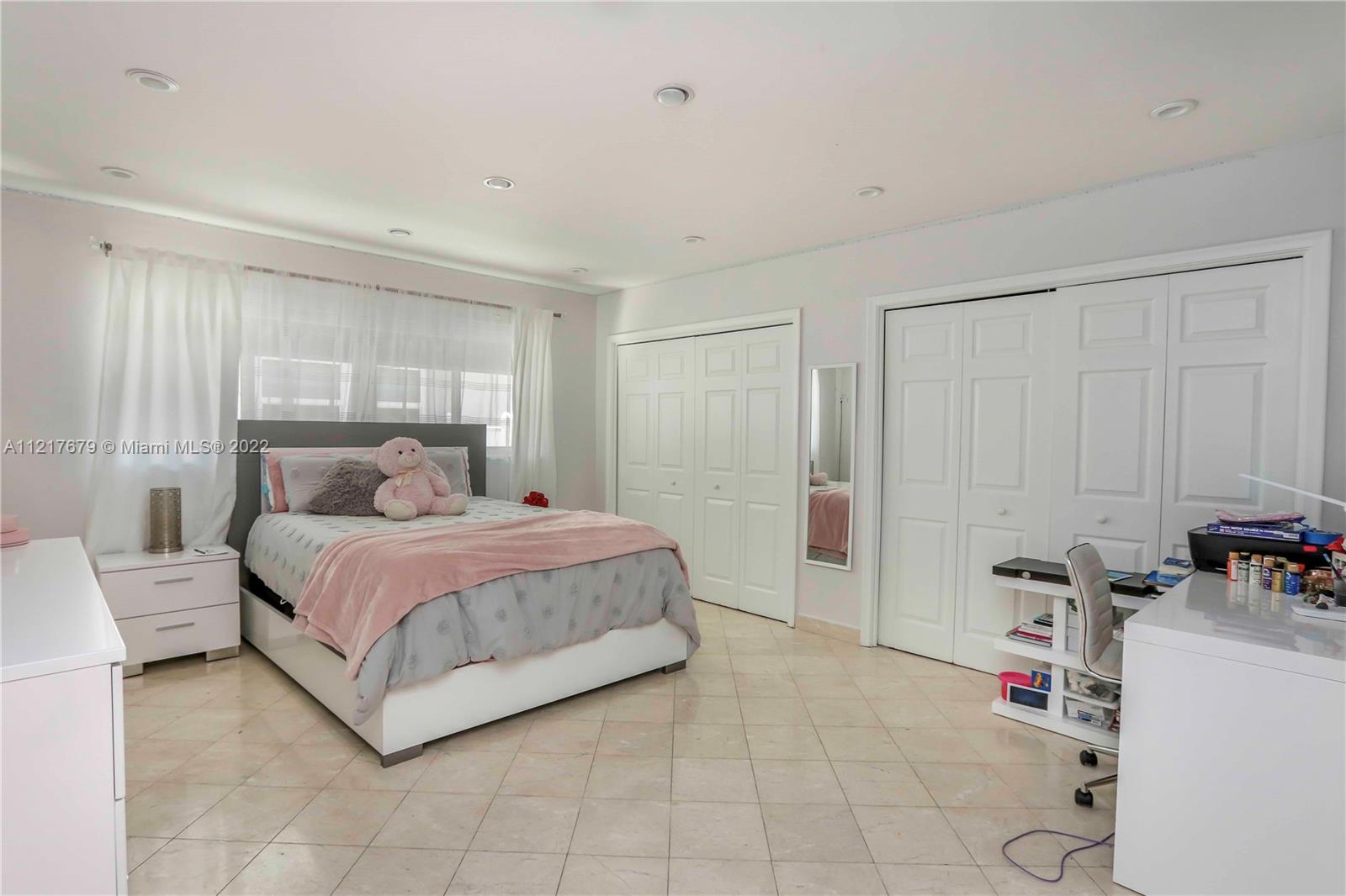 HOLLYWOOD LAKES SEC - Residential