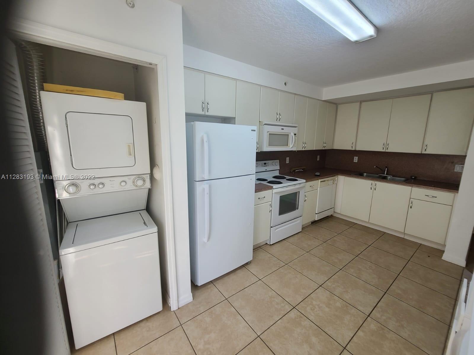 BEAUTIFUL 2 BED 2 BATH IN GREAT COMMUNITY WITH CLUB HOUSE!!VACANT AND VERY EASY TO SHOW!!