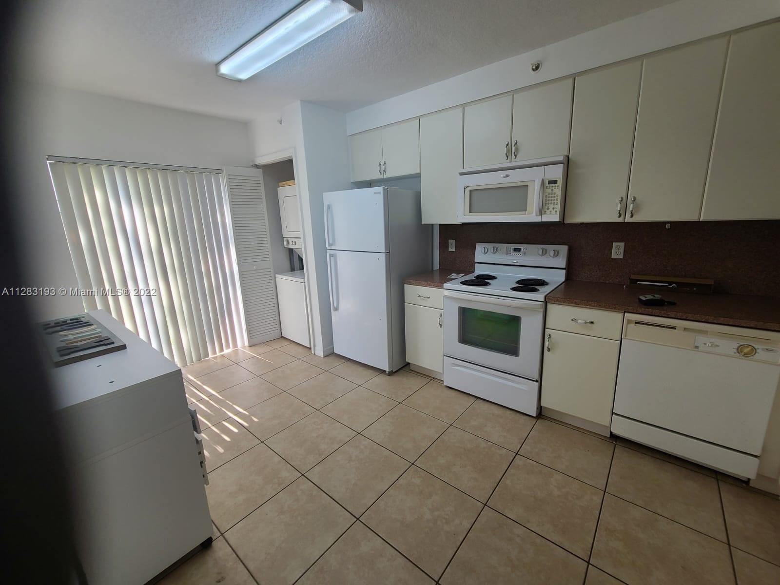 THE COURTS AT BAYSHORE II - Residential Lease