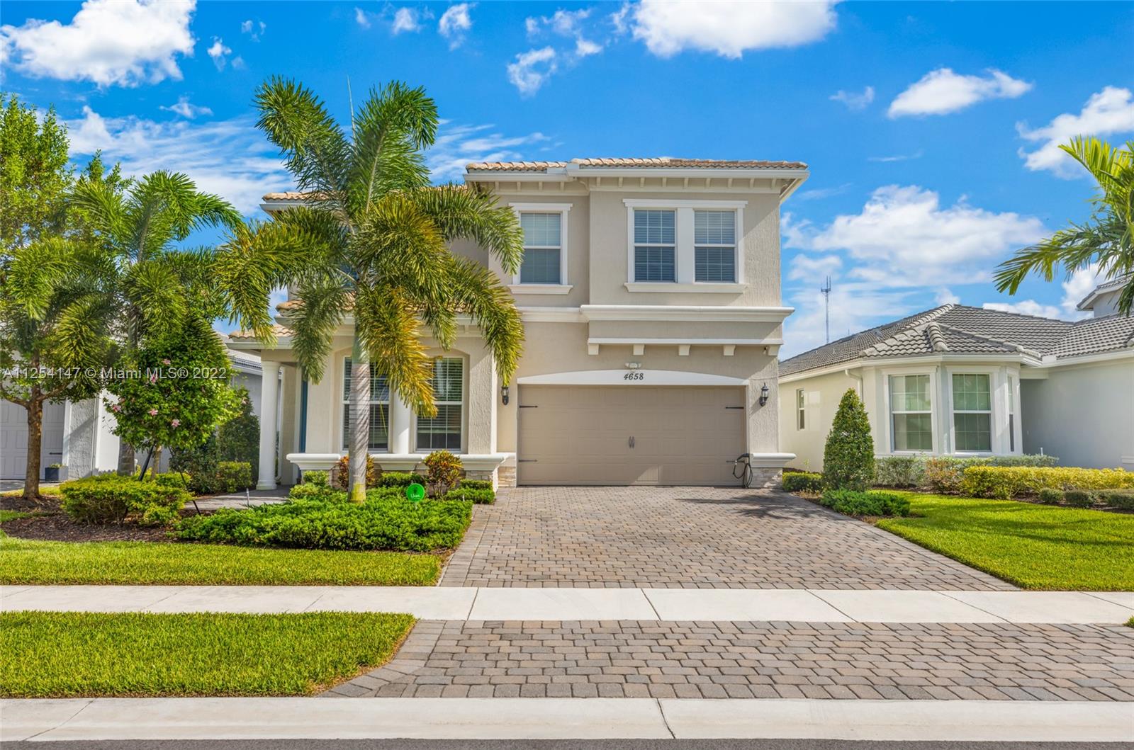 REDUCED FOR FAST SALE !!!GREAT LOCATION IN CENTRAL HOLLYWOOD 4/2/1 WIH LAKE VIEW .GATED  COMMUNITY SINGLE FAMILY HOME TWO STORY ,BEST APPLIANCES .