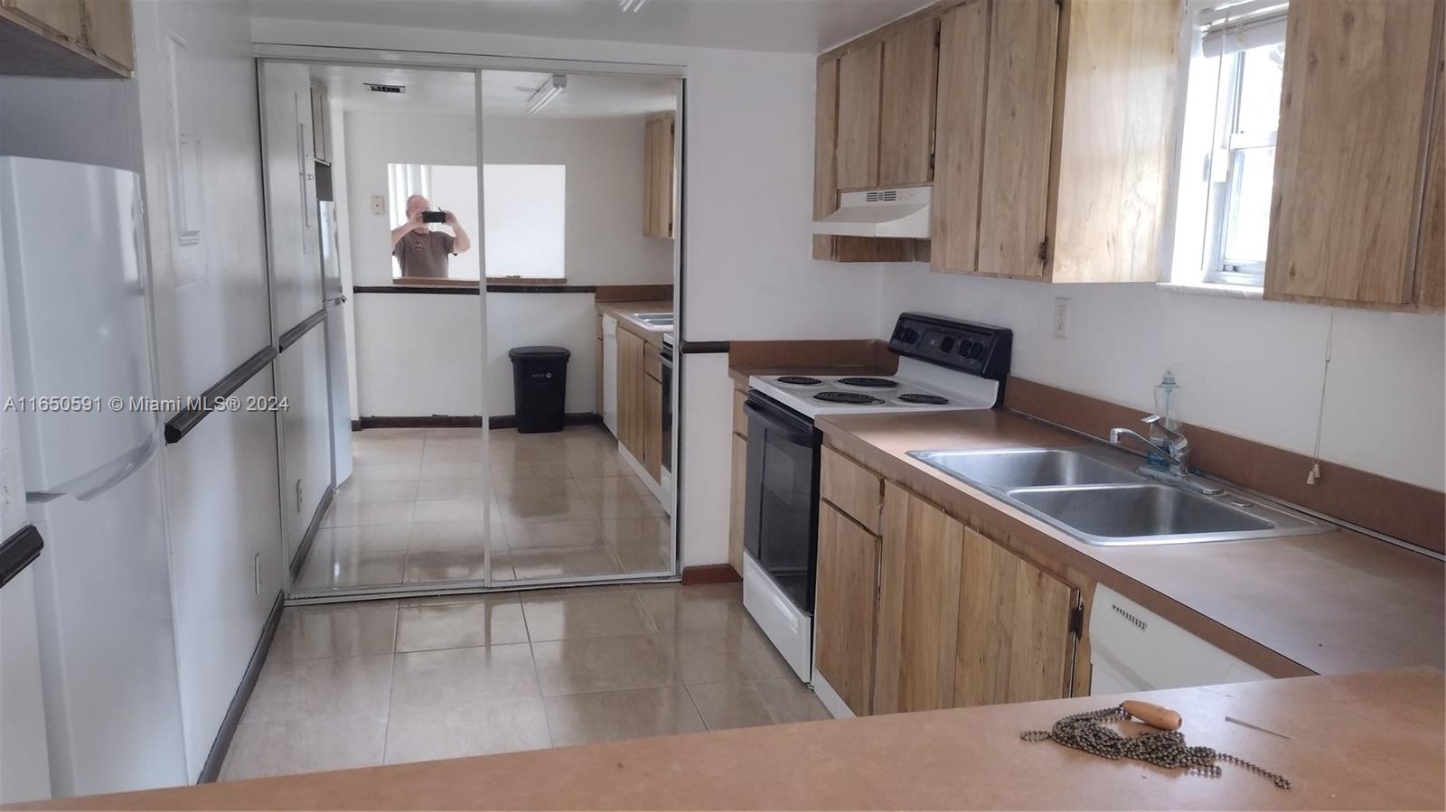 Great Townhome in center city Davie