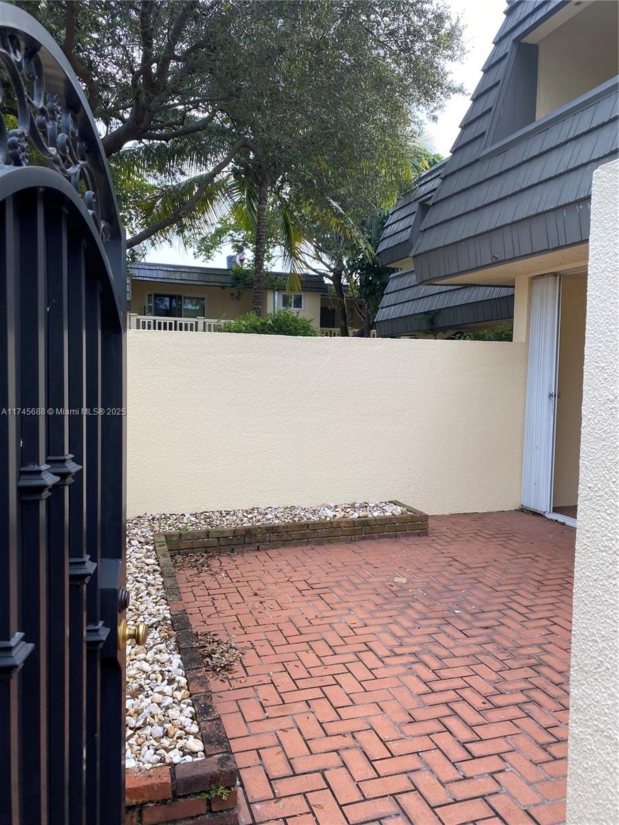 KENDALE LAKES TOWNHOUSE C - Residential Lease