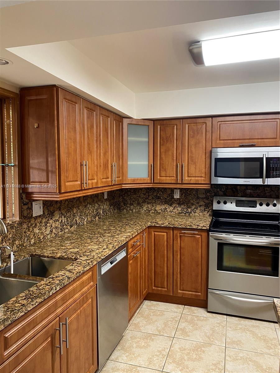 KENDALE LAKES TOWNHOUSE C - Residential Lease
