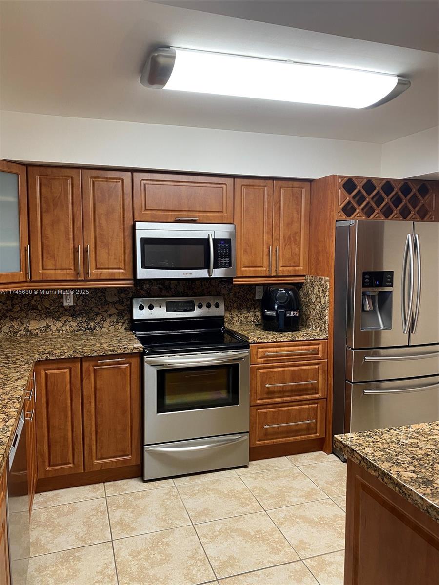 KENDALE LAKES TOWNHOUSE C - Residential Lease