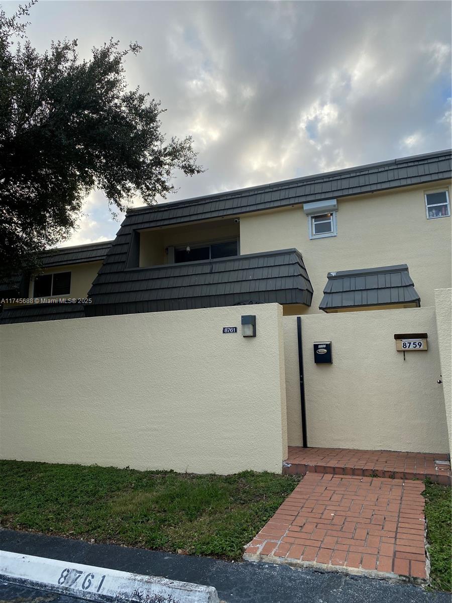 KENDALE LAKES TOWNHOUSE C - Residential Lease