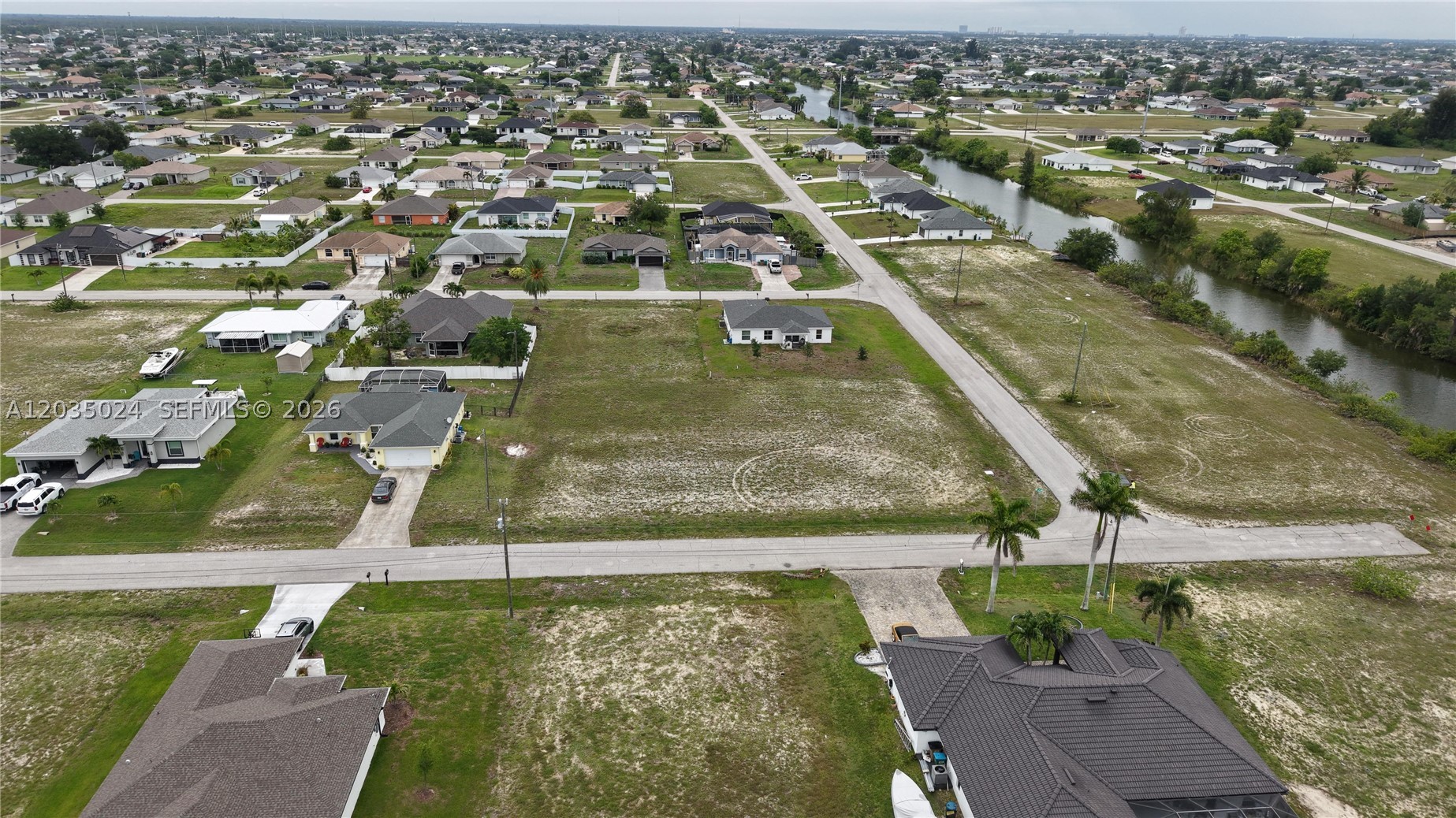 CAPE CORAL - Land