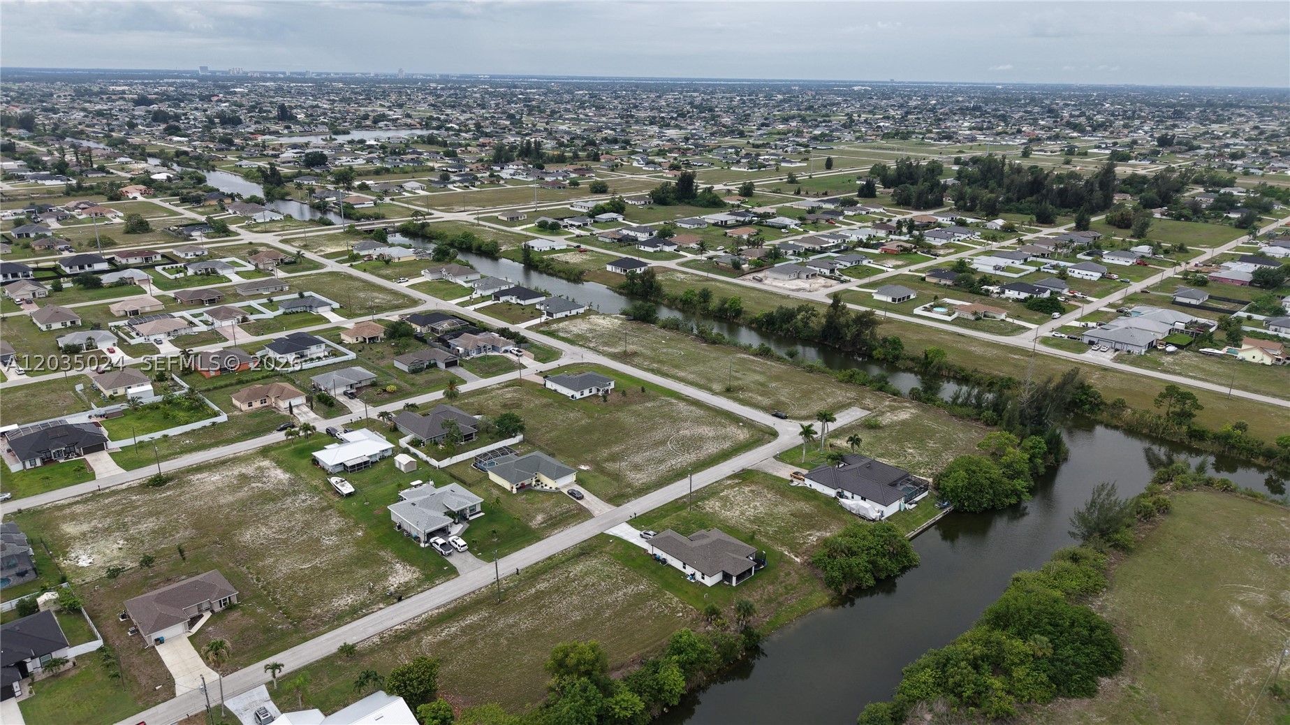 CAPE CORAL - Land