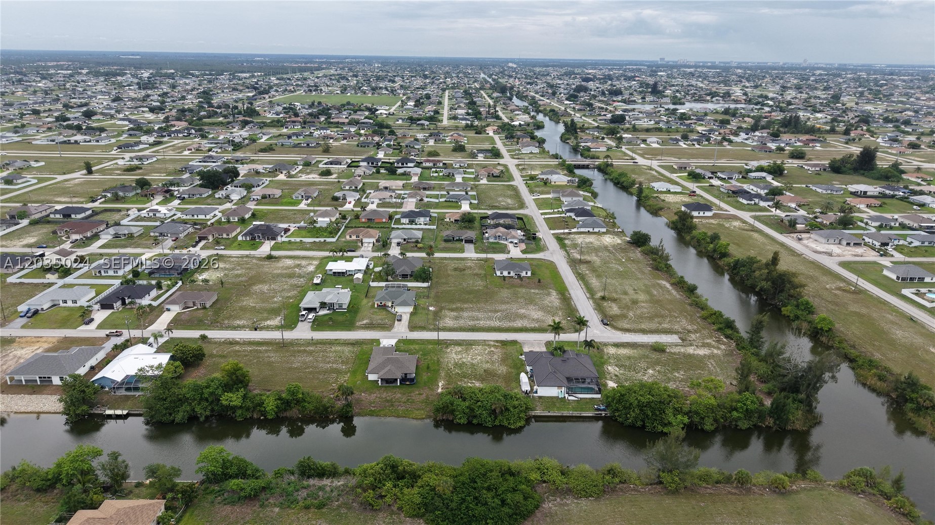 CAPE CORAL - Land