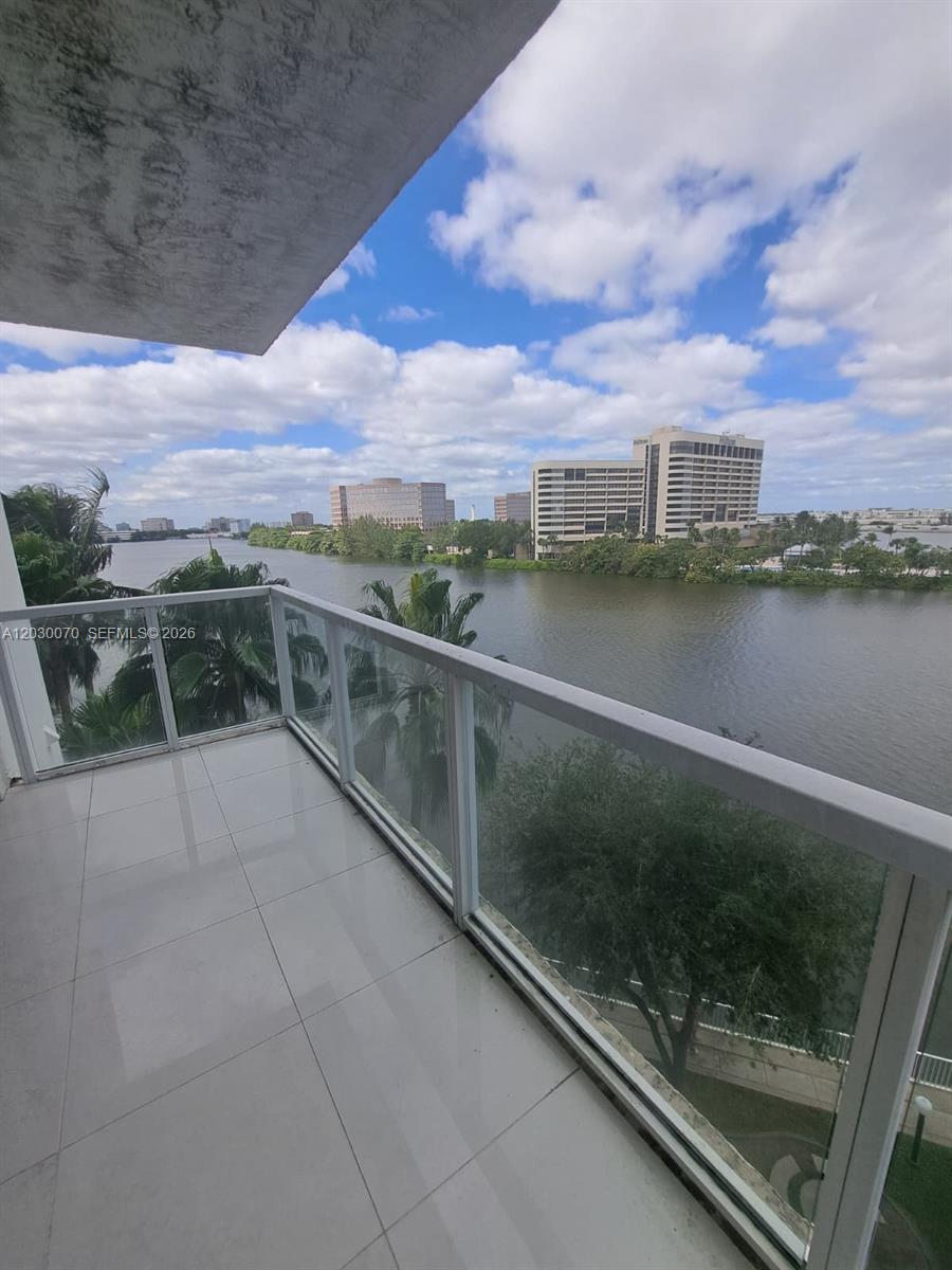 Live or invest in the heart of Miami. Beautiful 85 m² (914 sq ft) apartment featuring 2 bedrooms and 2 bathrooms. Resort-style community with outstanding amenities, including a business center, heated pool, jacuzzi, fitness center, supermarket, spa/sauna, beauty salon, seven lakeside BBQ areas, mini golf, children's playground, party room, and electric vehicle charging stations.
Located just minutes from the new soccer stadium, with stunning airport and lake views. Unbeatable price — don't miss this opportunity!